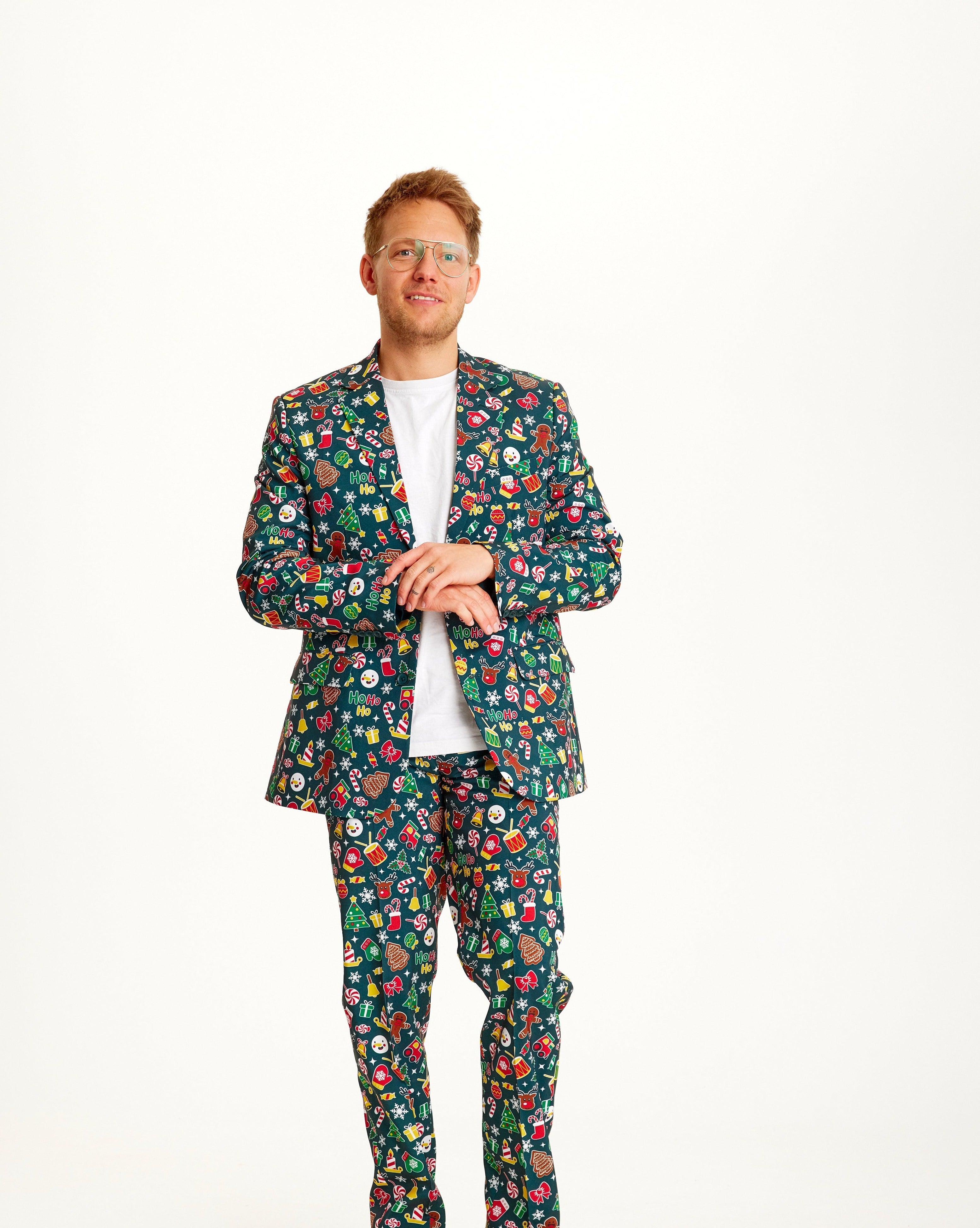 Ein Mann in einem grünen Weihnachtsanzug mit einem Muster darauf.